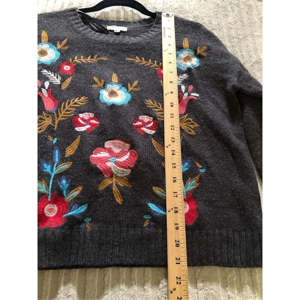 Ultra Flirt women’s Gray sweater, floral embroidery Size S - Picture 5 of 8
